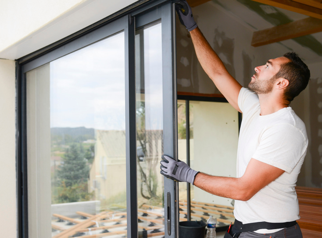 Persona colocando aberturas de aluminio para perfil de ventana