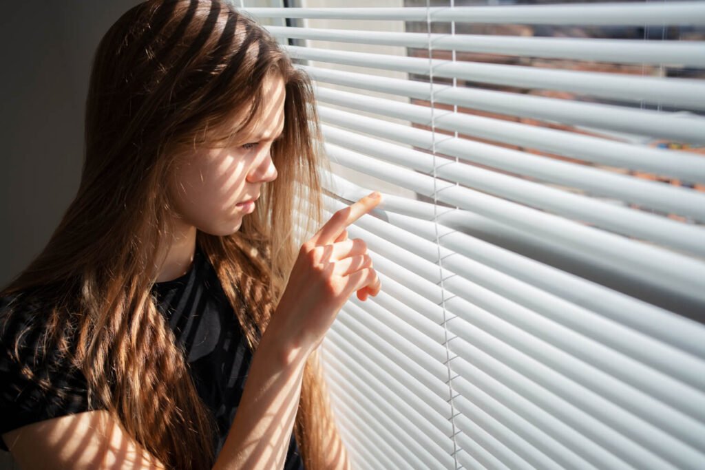 Mujer viendo el tipo de persiana