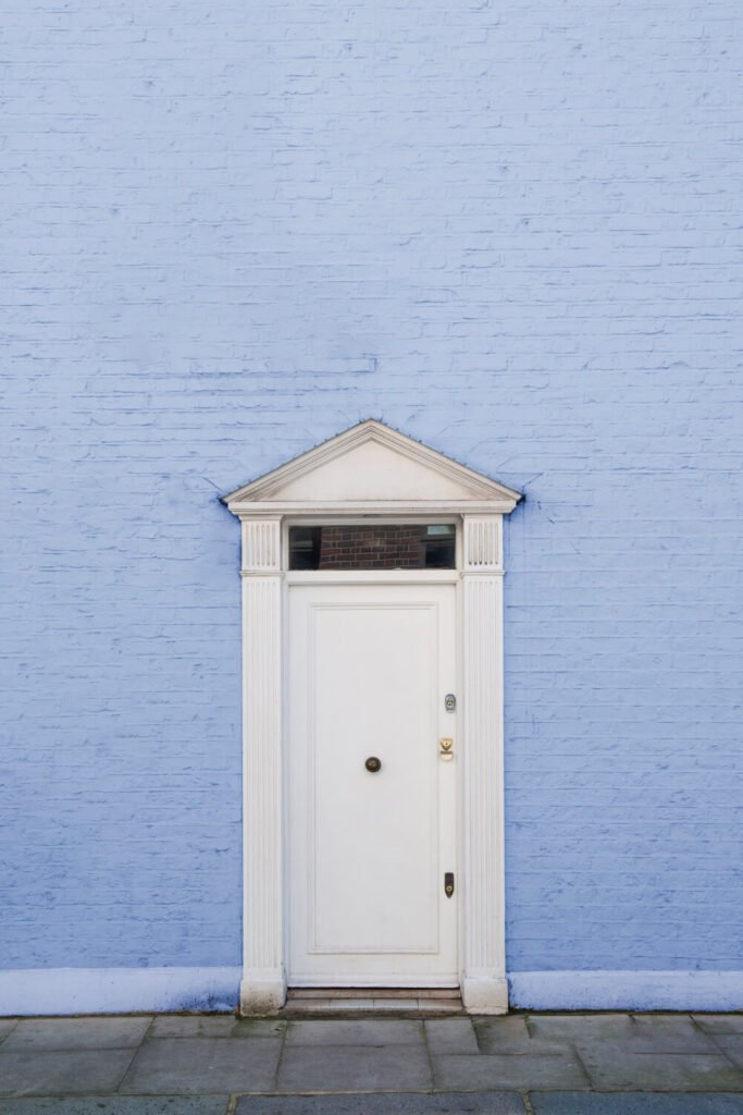 Puerta de placa en pared azul